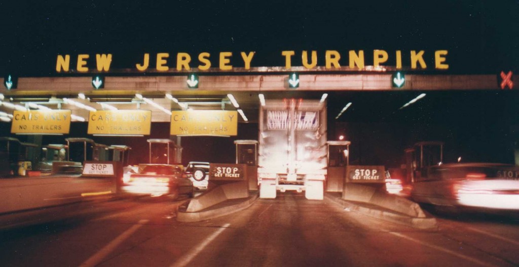 New_Jersey_Turnpike_Exit_11_Tollbooth_at_night,_1992